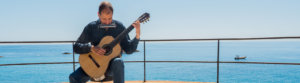Martí Batalla tocant la guitarra a Tossa de Mar