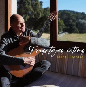 Cover of the album Paisatges Íntims by Martí Batalla, showing Martí sitting on a sofa with his guitar